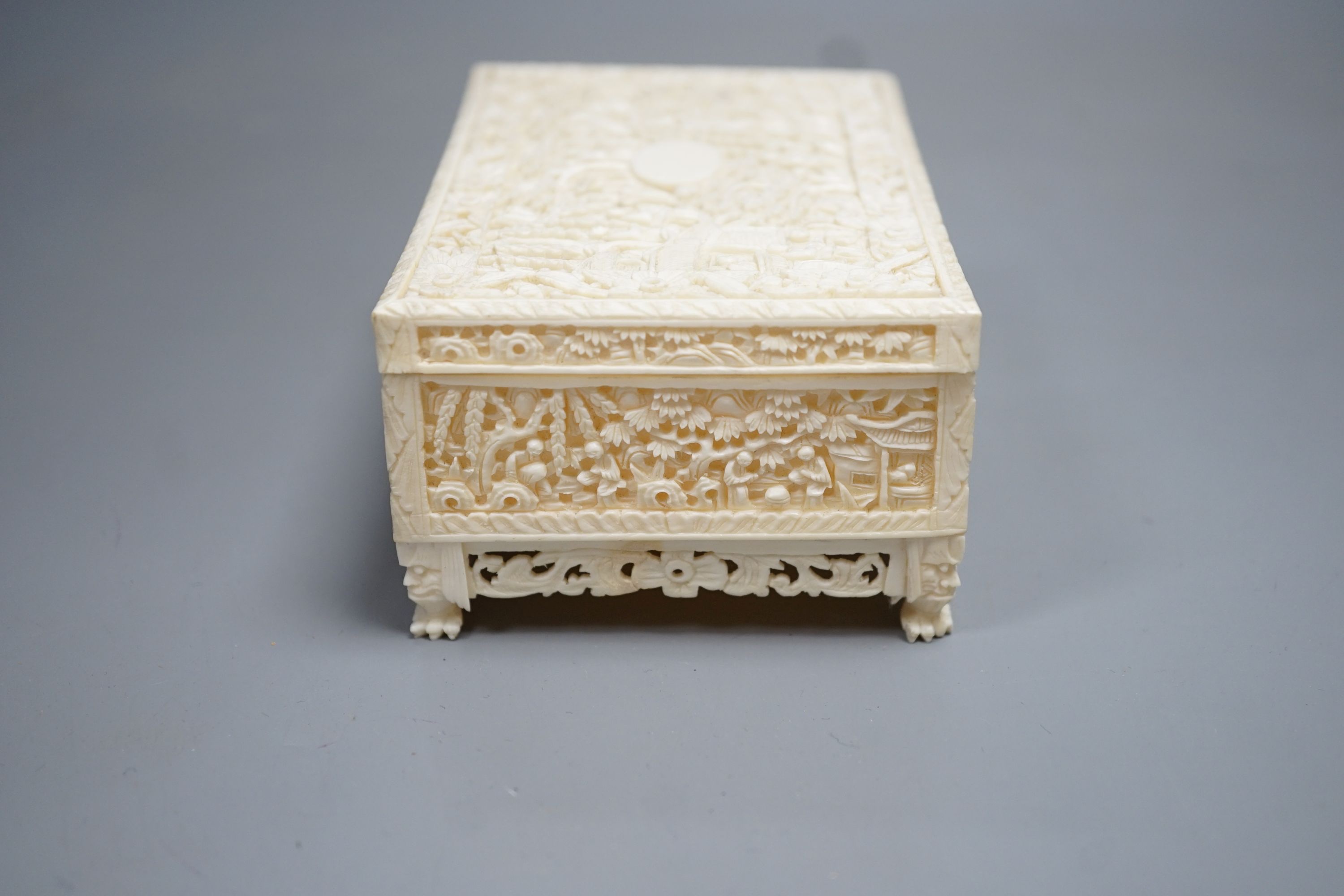 An early 20th century Cantonese carved ivory box, 12cm